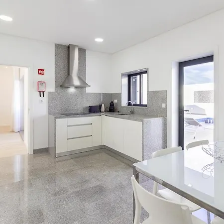 Sleeps 14 With Pool And Air Con *