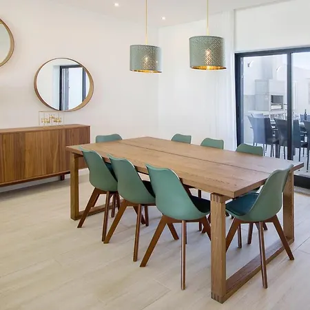 Sleeps 14 With Pool And Air Con