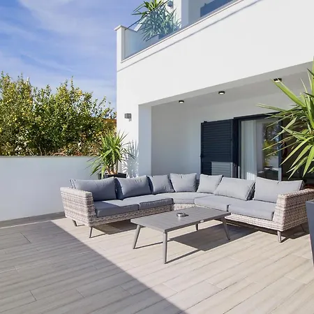 Sleeps 14 With Pool And Air Con