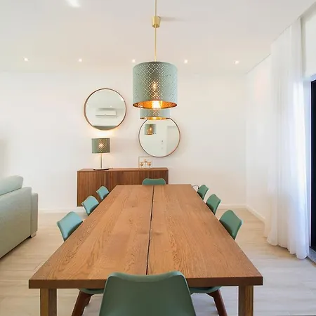 Sleeps 14 With Pool And Air Con